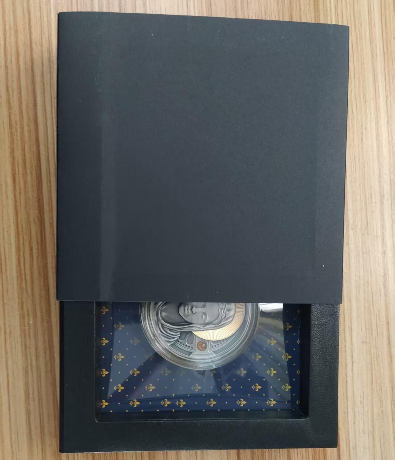 第166期拍卖【长期征集拍品】  喀麦隆2022年，圣母玛利亚-慈祥圣母，2盎司加大(直径达50mm),高浮雕,镶嵌双琥珀,大面积镀24K金,仿古,银币. 盒证全. 超漂亮银币,实物更美丽. 国外售价415美元