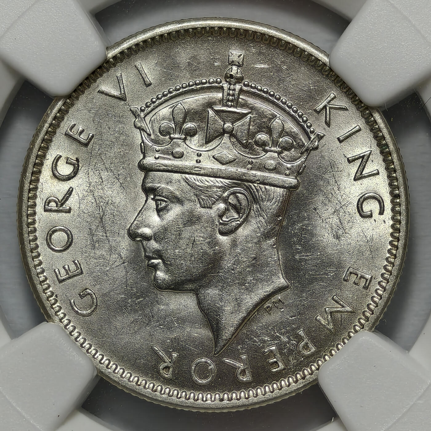 紫瑗钱币——第576期 斐济 1942年 S版 乔治六世 一先令 5.66克 0.9银 NGC MS60