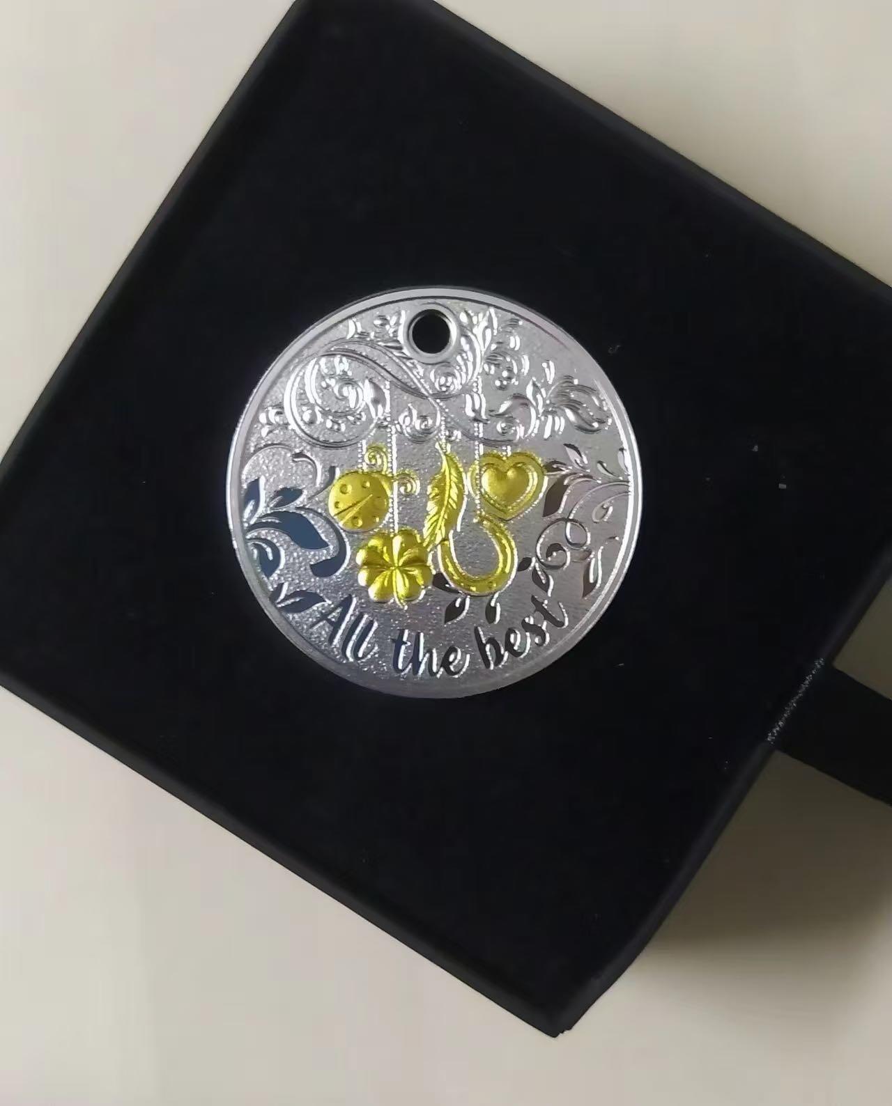 第166期拍卖【长期征集拍品】  纽埃2017年, “万事如意(All the Best)”-五福驾临(五幸运符号:瓢虫,幸运草,马蹄铁,爱心,羽毛)圆孔镀金项链吊坠精制银币,配原装链环,盒证全. 寓意美好,“万事如意”最美好的祝福,更适合春节新年祝福礼品. 国外售价115欧元