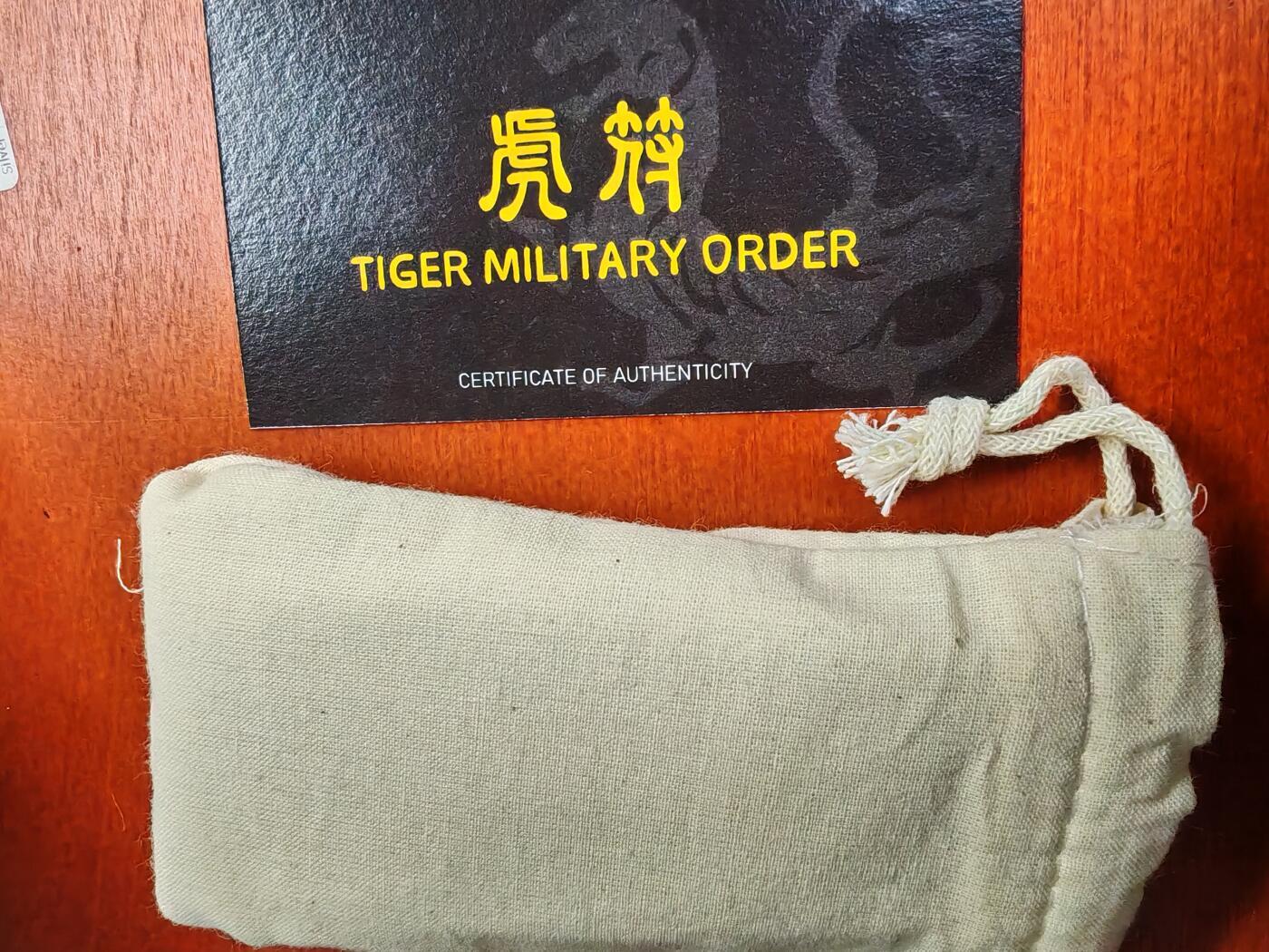 长老汇蛇年精选第二十五场拍卖 2022所罗门群岛虎符5元镀金虎形银币2枚套，盒证全，实木盒+布袋，99套，2盎司999银2枚，一共4盎司银币