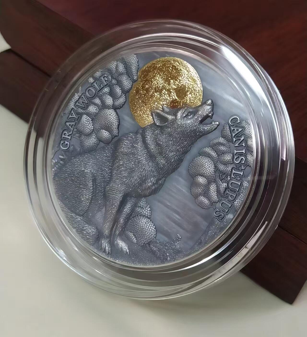 第166期拍卖【长期征集拍品】 纽埃2020, 月光下的动物系列-“天狼啸月”, 2盎司高浮雕,仿古镀金银币. 按国际造币最高质量技术标准制造. 大热门系列银币,此枚为“天狼啸月”. 盒证全. 国外售价418美元