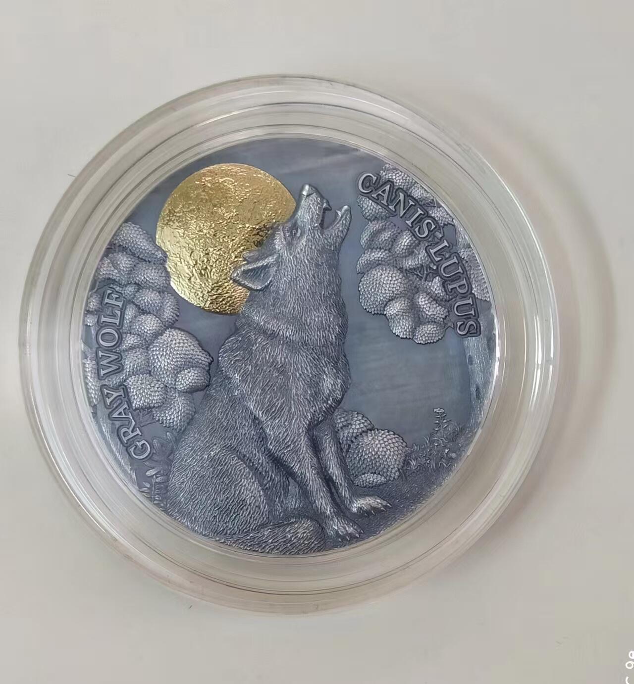 第166期拍卖【长期征集拍品】 纽埃2020, 月光下的动物系列-“天狼啸月”, 2盎司高浮雕,仿古镀金银币. 按国际造币最高质量技术标准制造. 大热门系列银币,此枚为“天狼啸月”. 盒证全. 国外售价418美元