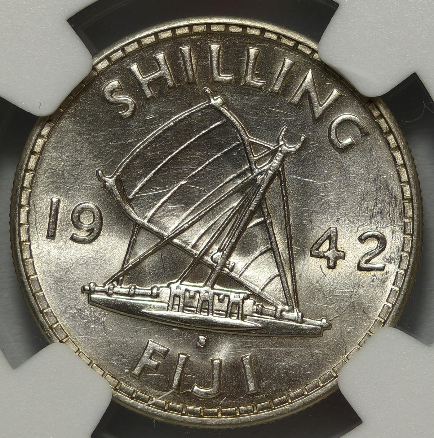 紫瑗钱币——第576期 斐济 1942年 S版 乔治六世 一先令 5.66克 0.9银 NGC MS60