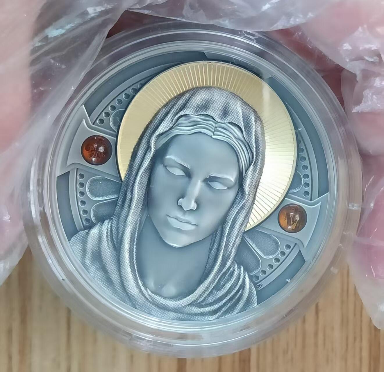 第166期拍卖【长期征集拍品】  喀麦隆2022年，圣母玛利亚-慈祥圣母，2盎司加大(直径达50mm),高浮雕,镶嵌双琥珀,大面积镀24K金,仿古,银币. 盒证全. 超漂亮银币,实物更美丽. 国外售价415美元