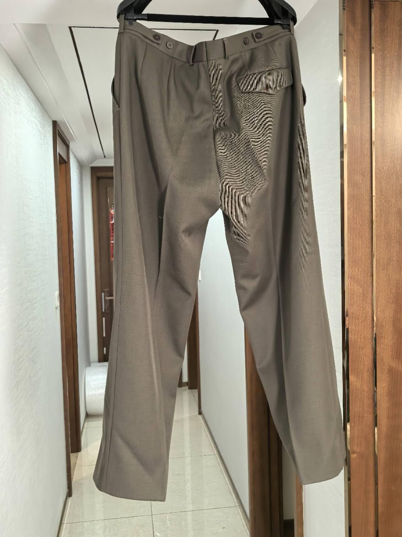 小驴勋章奖章收藏7月19日星期六晚18点拍卖（有偿代拍送拍规则在简介最后，参拍须阅读规则后再参拍，关系到运费包装发货时效真假辨别等关键信息） 匈牙利少校常服上衣加裤子一套，就职单位：匈牙利国防军物资保障仓储基地（臂章）