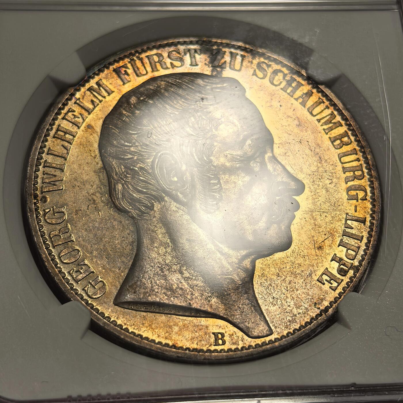 博洋堂世界钱币拍卖第131期（全场包邮） NGC MS62 1857年德国绍姆堡-利普2泰勒 来自汉诺威厂的顶级工艺水准 发行量仅仅2000枚的名誉品种，也是绍姆堡唯一发行过的2泰勒品种，非常漂亮的原味玫瑰金色五彩包浆，镜面感非常强，一步到位的典藏级状态，盒子右上角有一处磕损