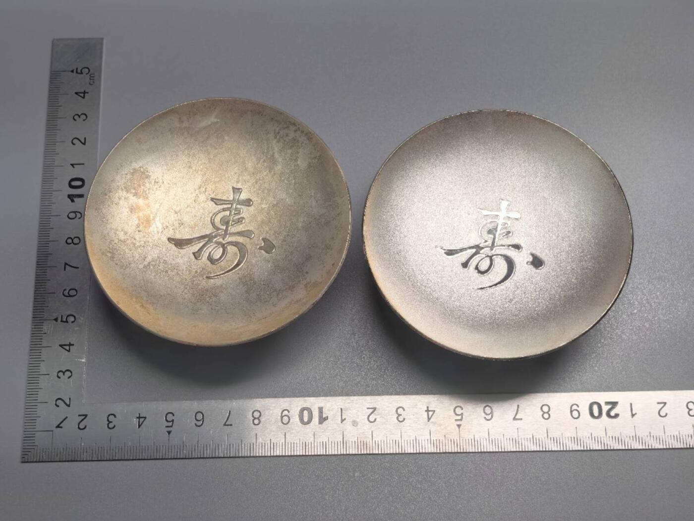小驴勋章奖章收藏7月19日星期六晚18点拍卖（有偿代拍送拍规则在简介最后，参拍须阅读规则后再参拍，关系到运费包装发货时效真假辨别等关键信息） 日本老年人纪念日内阁总理大臣纪念金属酒杯一对