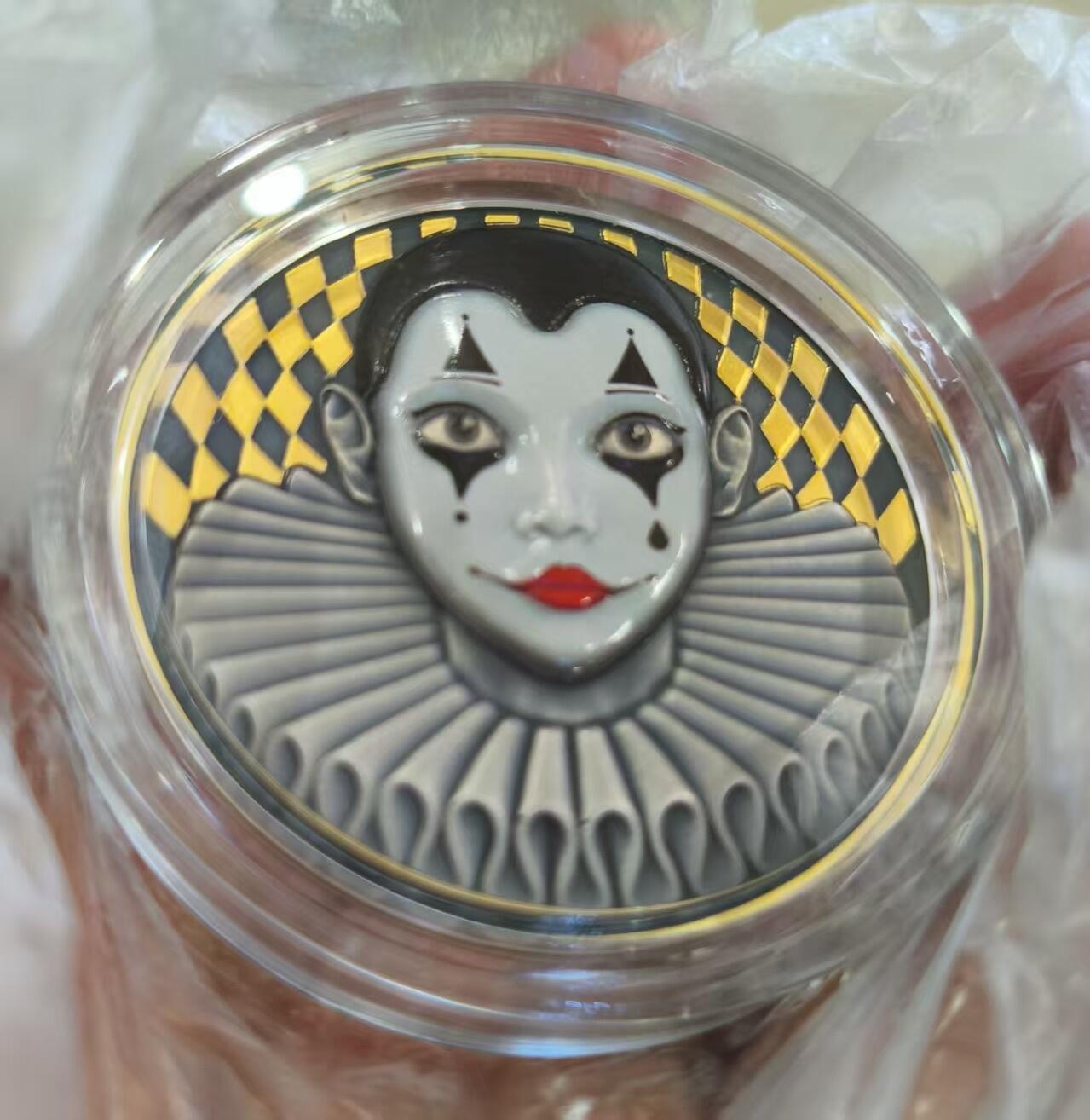 第166期拍卖【长期征集拍品】  纽埃2023年，浪漫幽默的-“皮耶罗”，2盎司加大(直径达50mm)、高浮雕仿古、大面积镀24K金、彩色银币. 盒证全. 热门受欢迎漂亮银币. 国外售价396美元