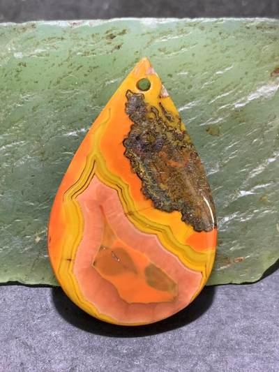 原皮高玉化草花纹战国红玛瑙通货吊坠一个， 原皮高玉化草花纹战国红玛瑙通货吊坠一个，