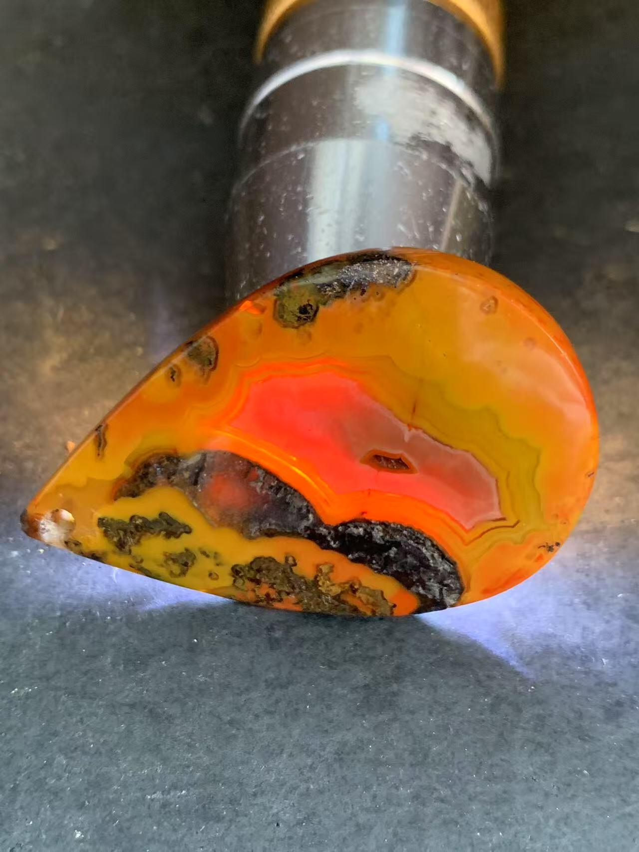 原皮高玉化草花纹战国红玛瑙通货吊坠一个，