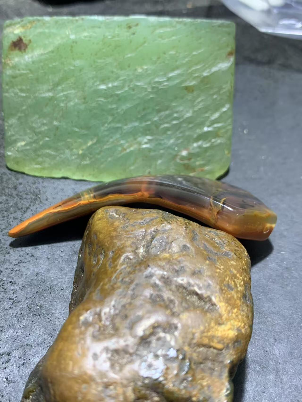 精美罕见高玉化冻料战国红玛瑙牙形吊坠一个，