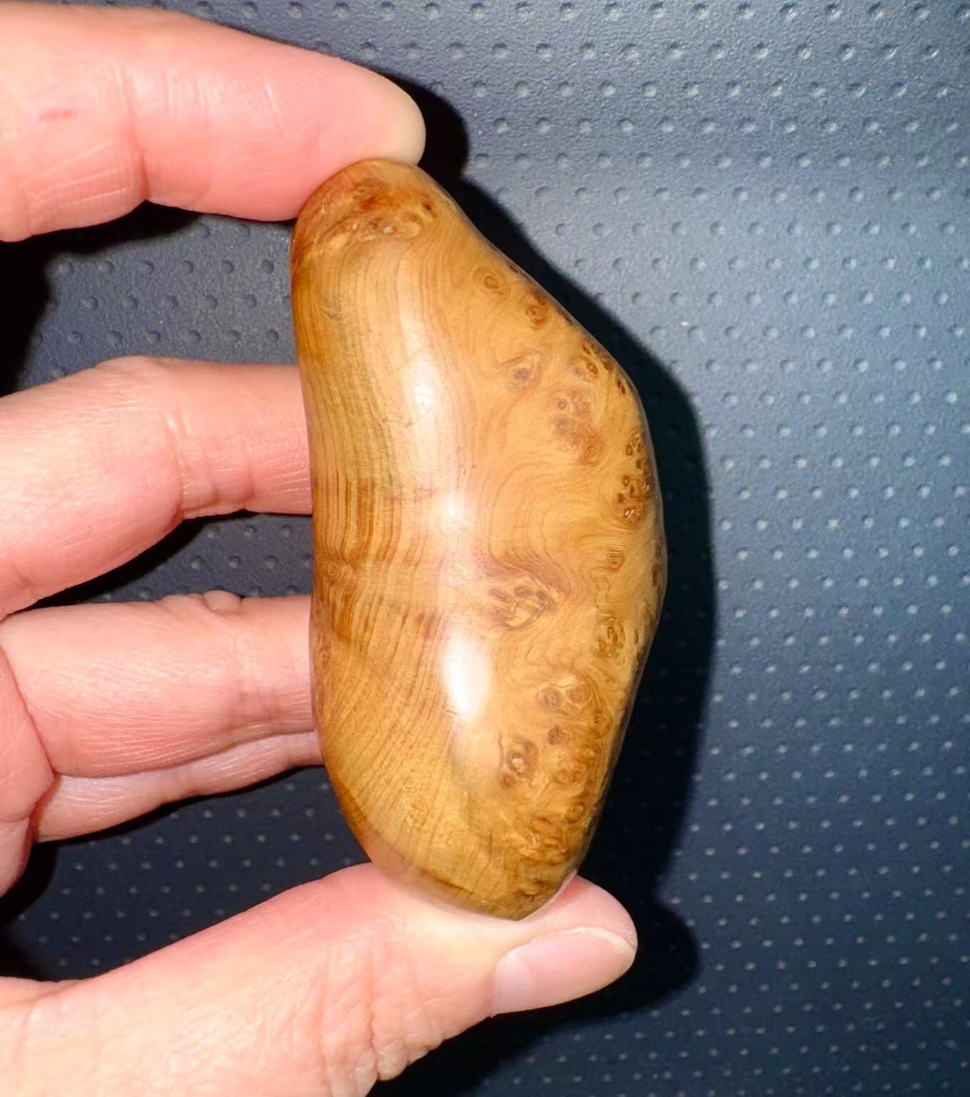 零元拍：这是我自己盘玩过的崖柏瘤花随型手把件，十年前的存货了，油性极大。包浆很莹润，满花瘤