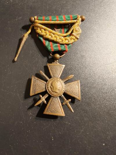 老王徽章第136期 - 法国1918战争十字奖章   3颗铜星勋饰   带嘉奖绶带