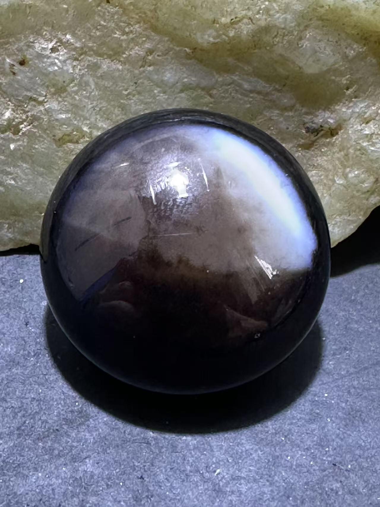精品药师玛瑙手工雕刻雄鹰板珠（背云）一颗。