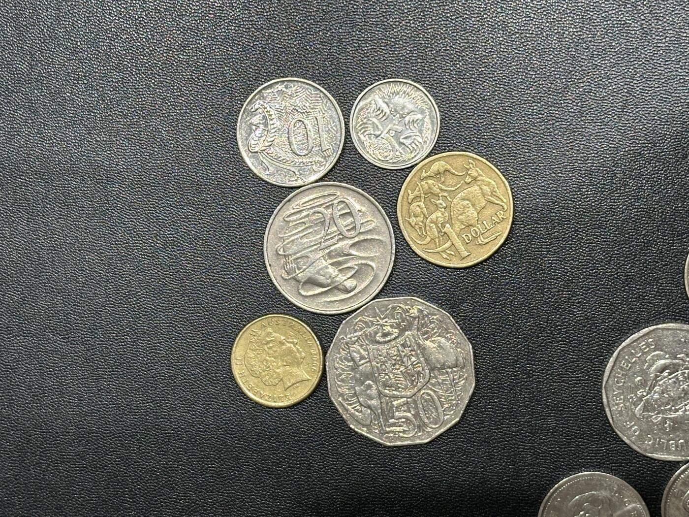 《外钞收藏家》第五百四十九期（本期品种丰富）（本平台长期征集拍品、欢迎藏友们联系合作） 泰国、台湾、斐济等国家和地区硬币 几十枚一起