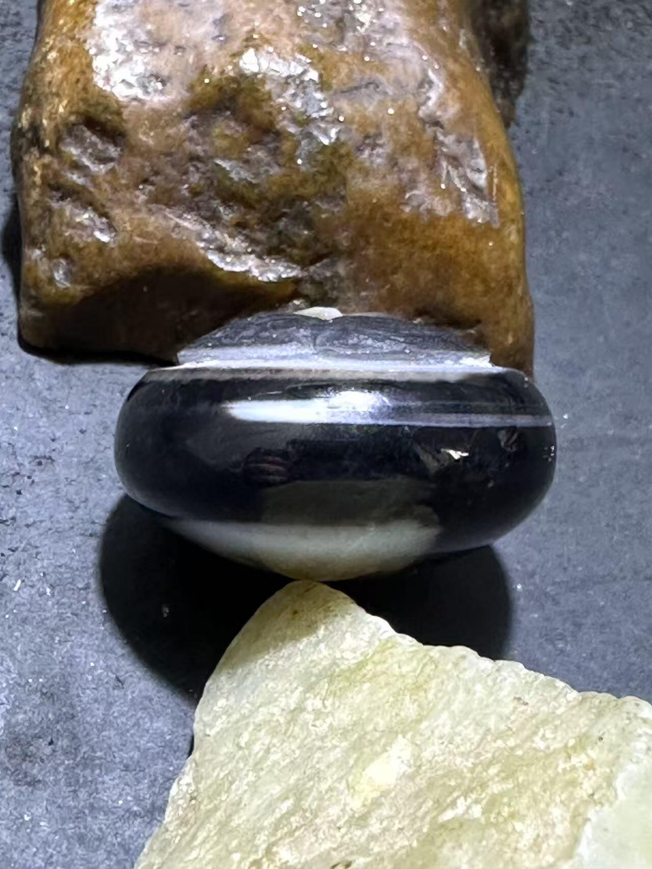精品药师玛瑙手工雕刻雄鹰板珠（背云）一颗。