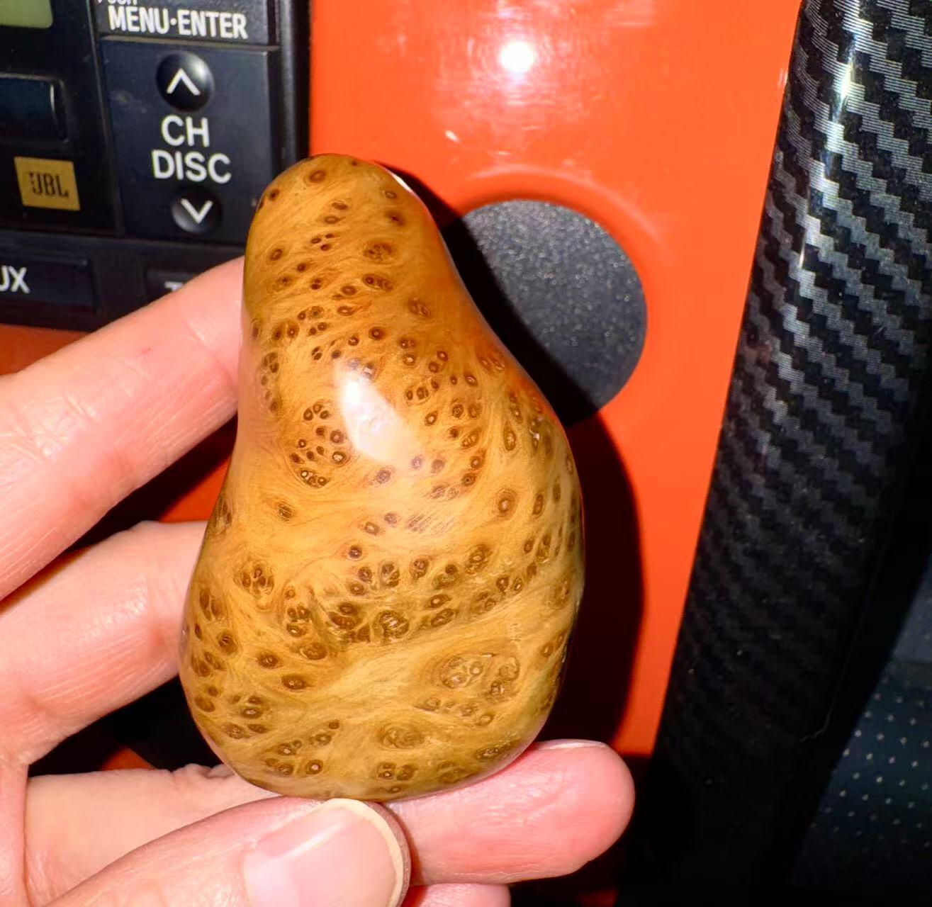 零元拍：这是我自己盘玩过的崖柏瘤花随型手把件，十年前的存货了，油性极大。包浆很莹润，满花瘤