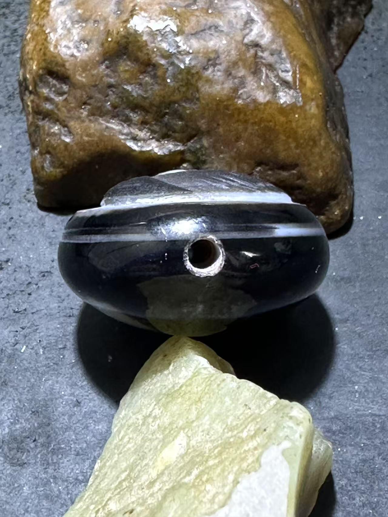 精品药师玛瑙手工雕刻雄鹰板珠（背云）一颗。