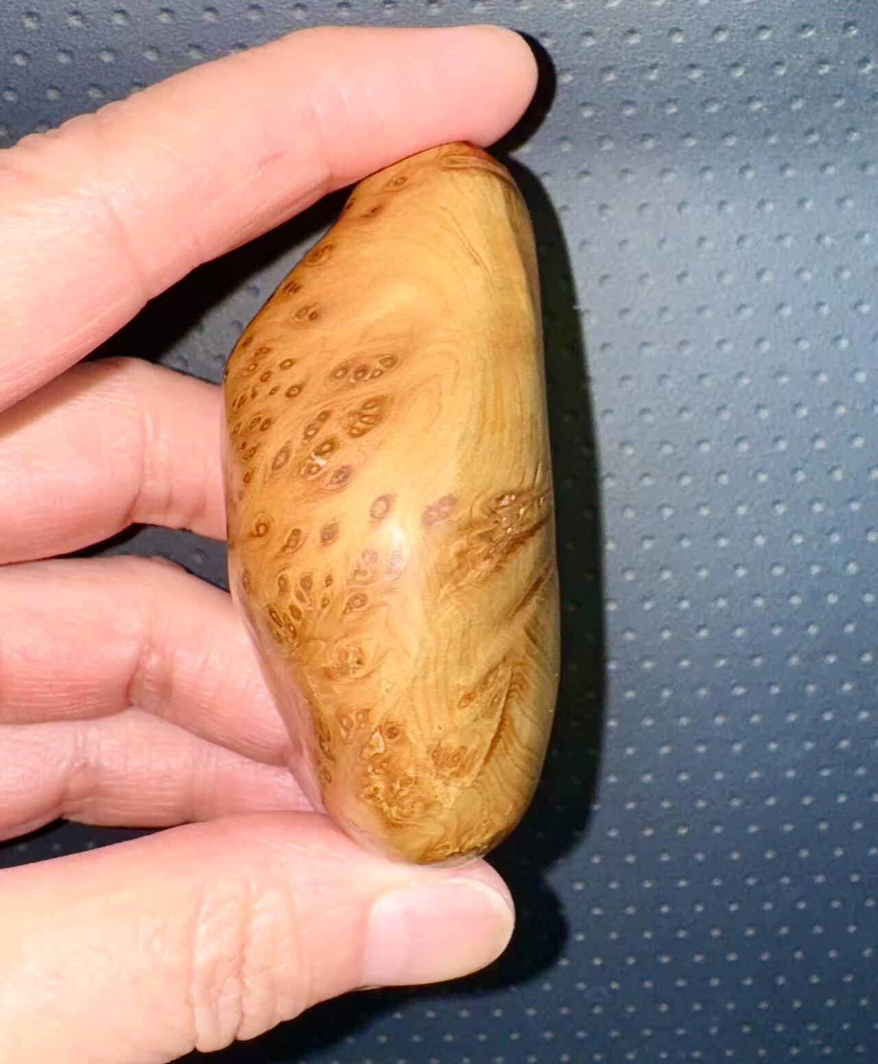 零元拍：这是我自己盘玩过的崖柏瘤花随型手把件，十年前的存货了，油性极大。包浆很莹润，满花瘤