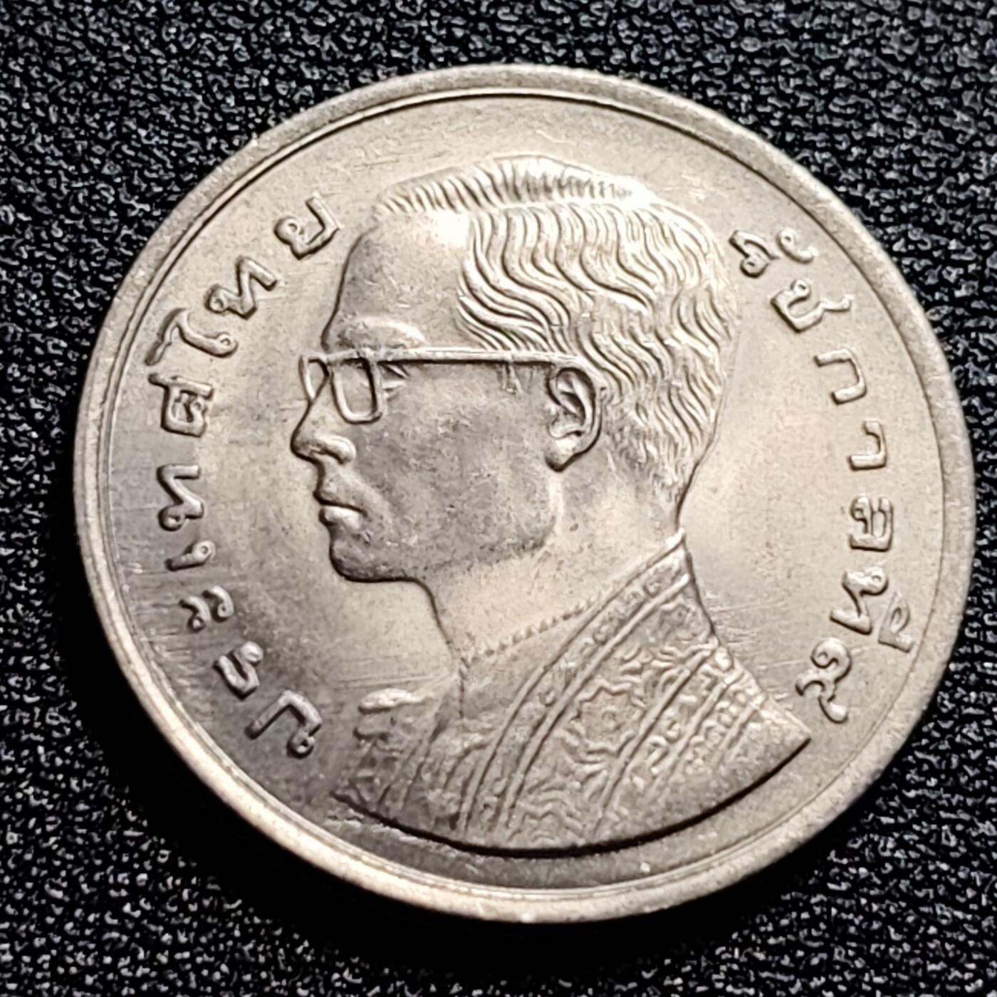 泉币菌-第57场-各国散币场 原光UNC 车轮转光 泰国197X年1铢铜镍币，王室龙舟纪念，拉玛九世，25mm泰国197X年1铢铜镍币，王室龙舟纪念，拉玛九世，25mm