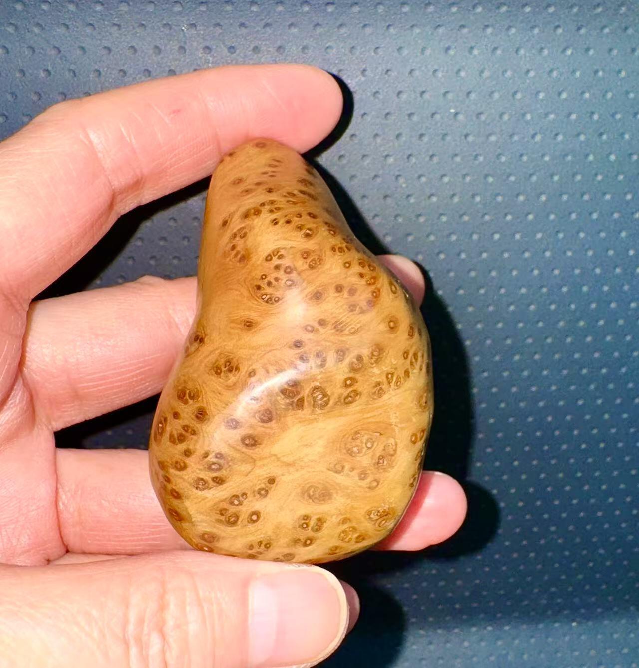 零元拍：这是我自己盘玩过的崖柏瘤花随型手把件，十年前的存货了，油性极大。包浆很莹润，满花瘤