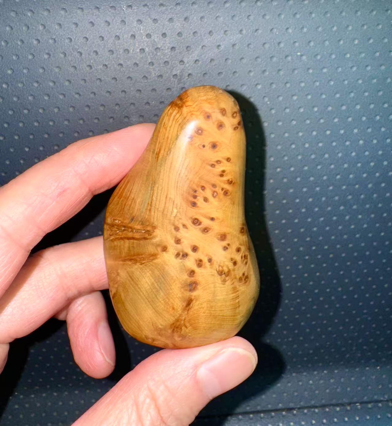 零元拍：这是我自己盘玩过的崖柏瘤花随型手把件，十年前的存货了，油性极大。包浆很莹润，满花瘤