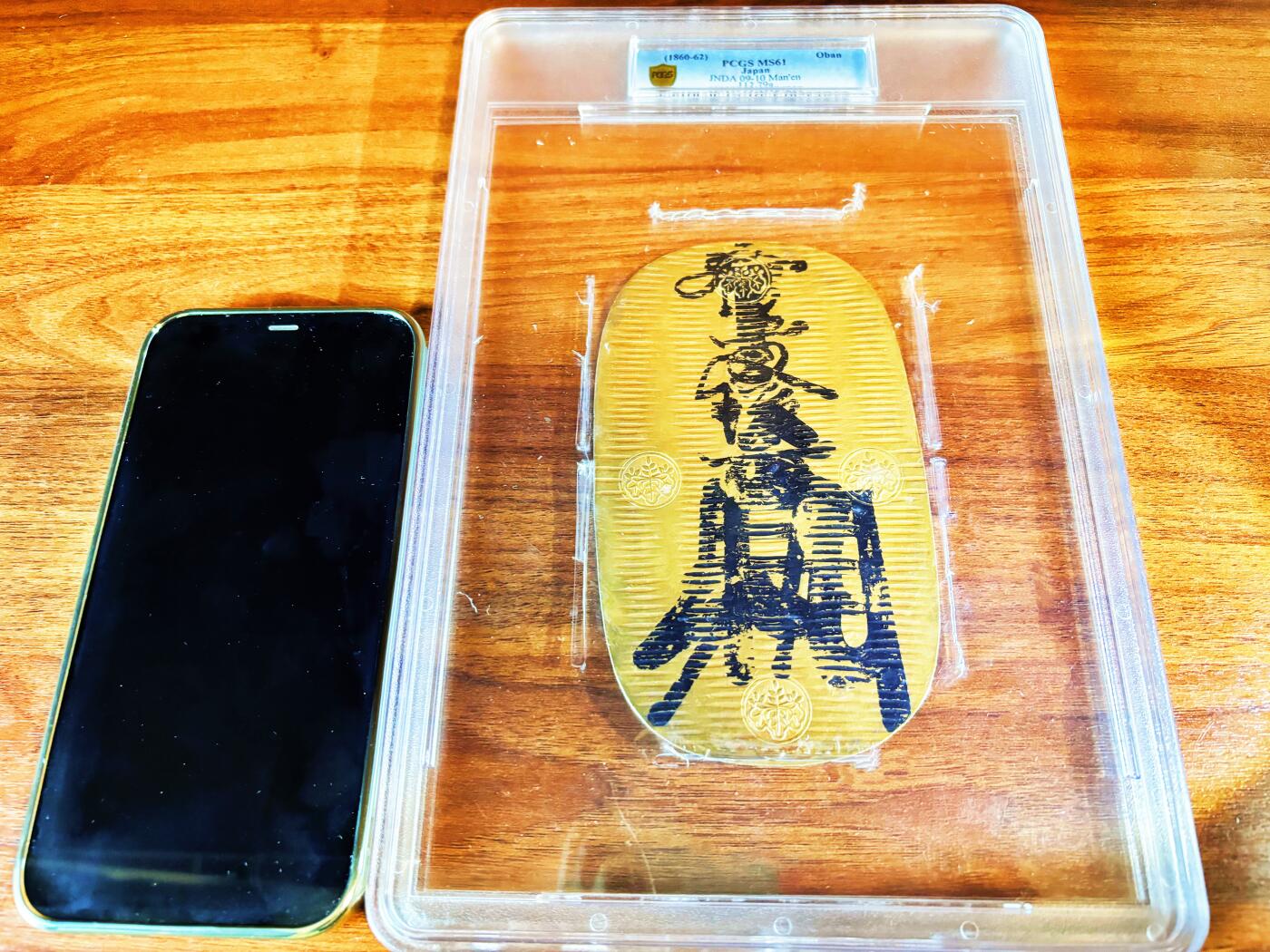 【Blue Auction】✨世界纸币精拍700期盛典——白金之夜🔥🔥🔥  J【文物级别 季军分】日本万延1860-62年最后一款大判金 重112.79g 沉甸甸超级大 PCGS MS61（该版有2款 此为手工制作的水平齿边版本 古朴的美感 远比机制版的稀少 后面就明治维新用机制圆形金币了）表面有丰臣家十七代金匠后藤典乘所墨判的「拾兩後藤」花押 （早期大判只能用于皇家赏赐、进献、国礼时使用，得几百万一枚。3年前金价未涨的时候UNCD的拍了近3万美金）