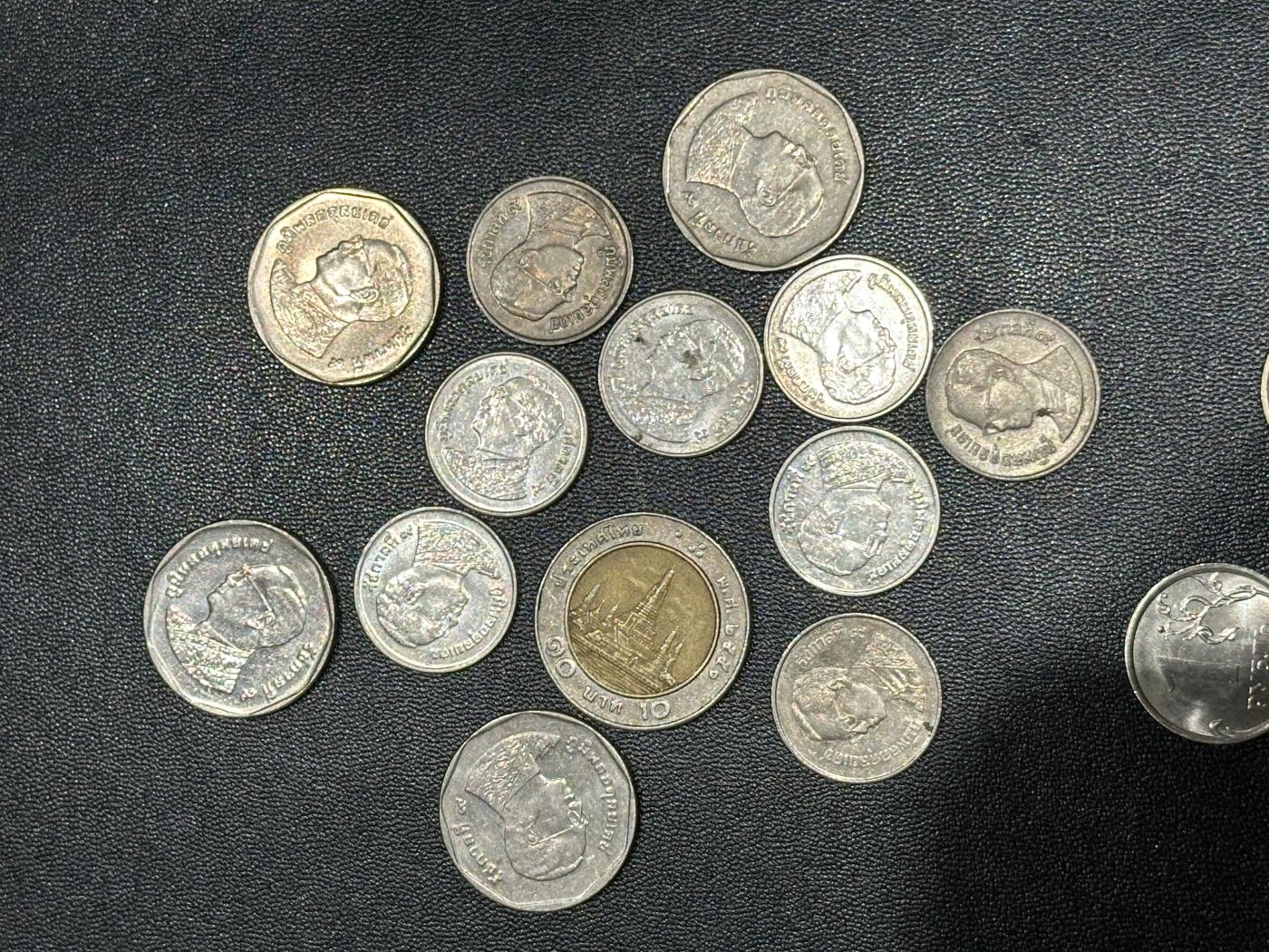 《外钞收藏家》第五百四十九期（本期品种丰富）（本平台长期征集拍品、欢迎藏友们联系合作） 泰国、台湾、斐济等国家和地区硬币 几十枚一起