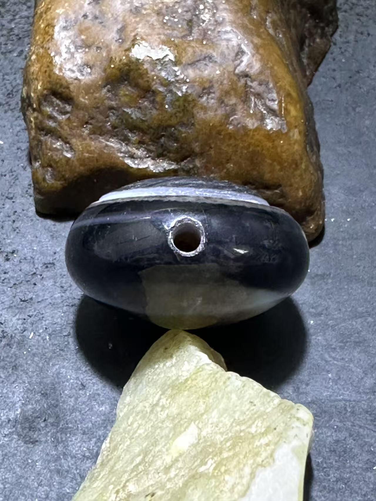 精品药师玛瑙手工雕刻雄鹰板珠（背云）一颗。