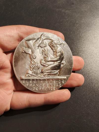 老王徽章第136期 - 法国电力公司镀银大铜章    直径55mm  重量69.9g