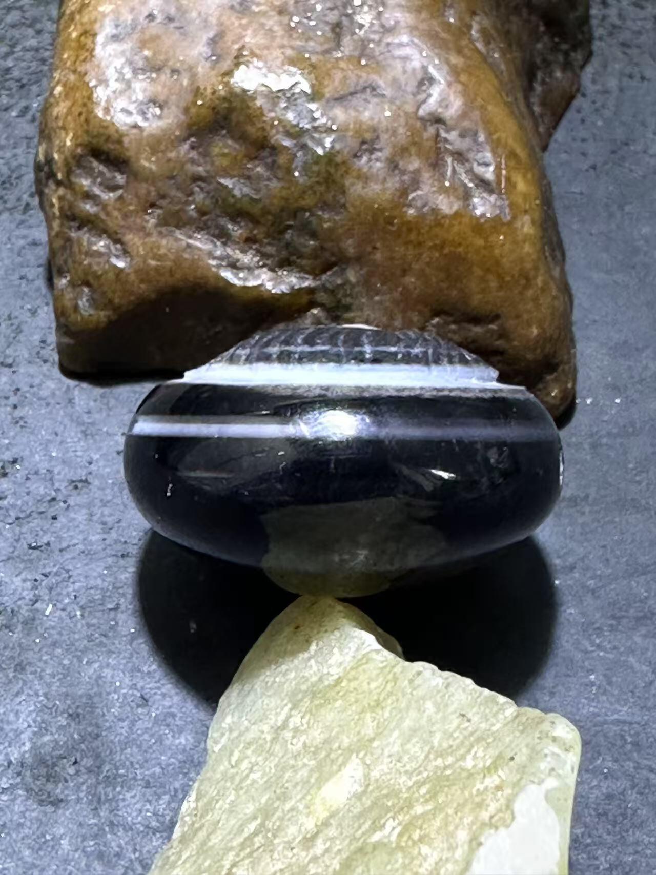 精品药师玛瑙手工雕刻雄鹰板珠（背云）一颗。