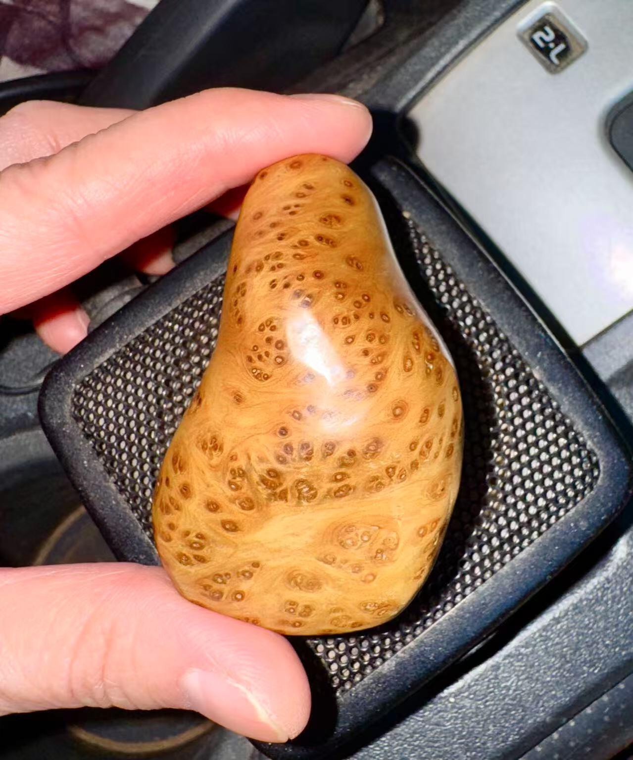 零元拍：这是我自己盘玩过的崖柏瘤花随型手把件，十年前的存货了，油性极大。包浆很莹润，满花瘤