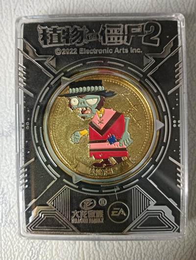 花开卡拍第31期（7月20号周日截拍，品控勿拍!!!拍品不寄存，运费5元，自制卡难免瑕疵，可能存在轻微撞角爆边等出厂瑕疵，品控介意勿拍！） - 大龙家族 植物大战僵尸 徽章 1个 原装盒