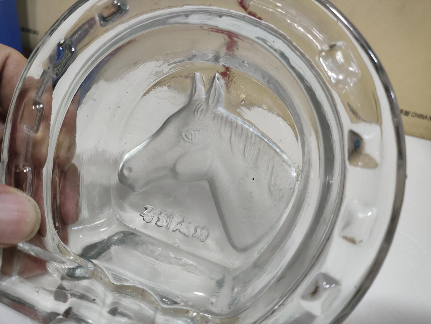 杂七杂八 马到成功浮雕立体马头图案马蹄形状 工艺水晶玻璃烟灰缸 ，直径12cm左右