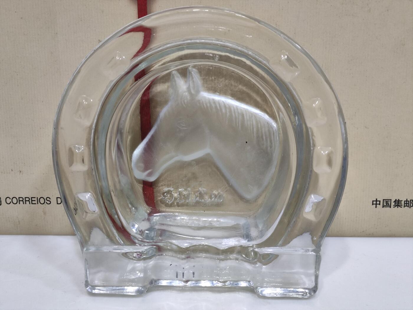 杂七杂八 马到成功浮雕立体马头图案马蹄形状 工艺水晶玻璃烟灰缸 ，直径12cm左右