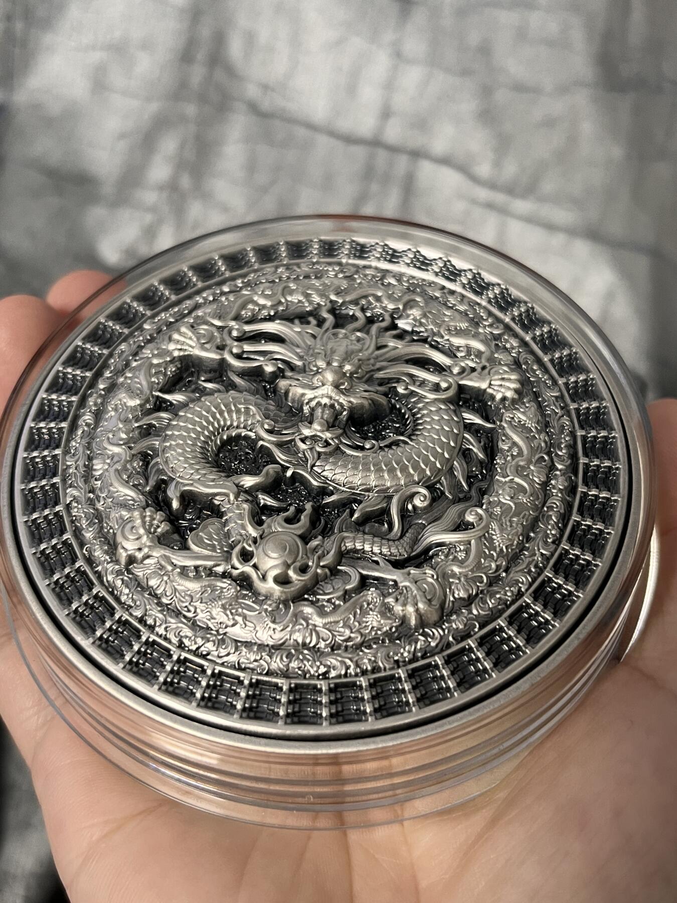 第168期拍卖【长期征集拍品】 乍得2021年曼荼罗艺术中国龙2盎司高浮雕银铜币，金属:999银+铜，重量:2盎司银+8盎司，直径:80毫米，发行：688枚