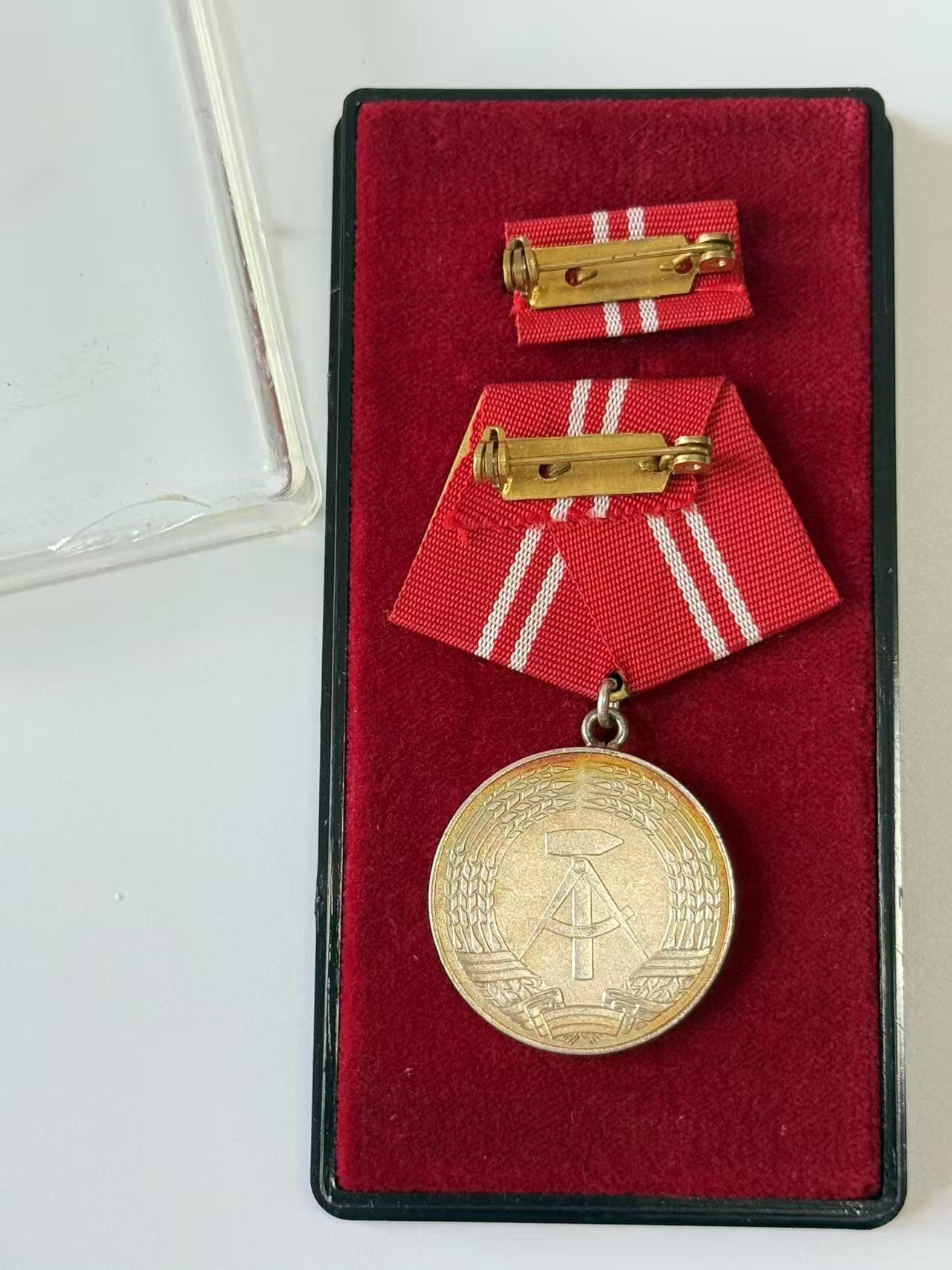 RimeNova韵星2025军品类夏季拍卖会-- RimeNova 2025 Summer Militaria Sale 民主德国工战队银级忠诚服役奖章带盒略