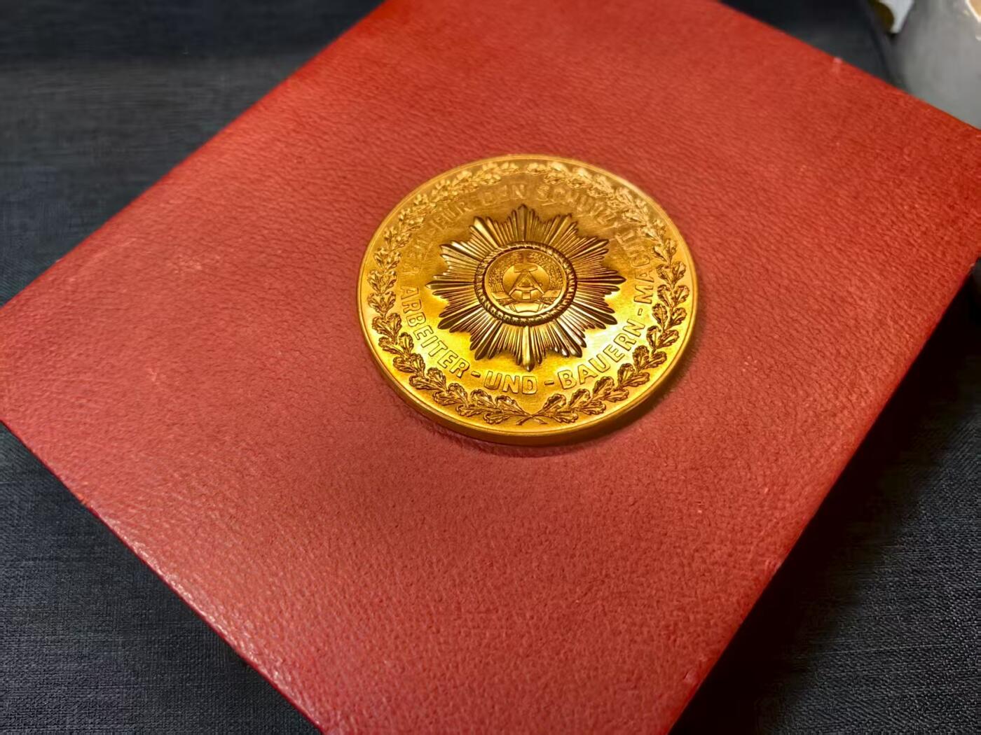 古林万国勋赏☆☆爱藏☆☆精品第二期-分享拍场赚佣金 民主德国内务部人民警察机关工作三十周年章牌  铜质镀金带高级官员配发大皮扣礼盒