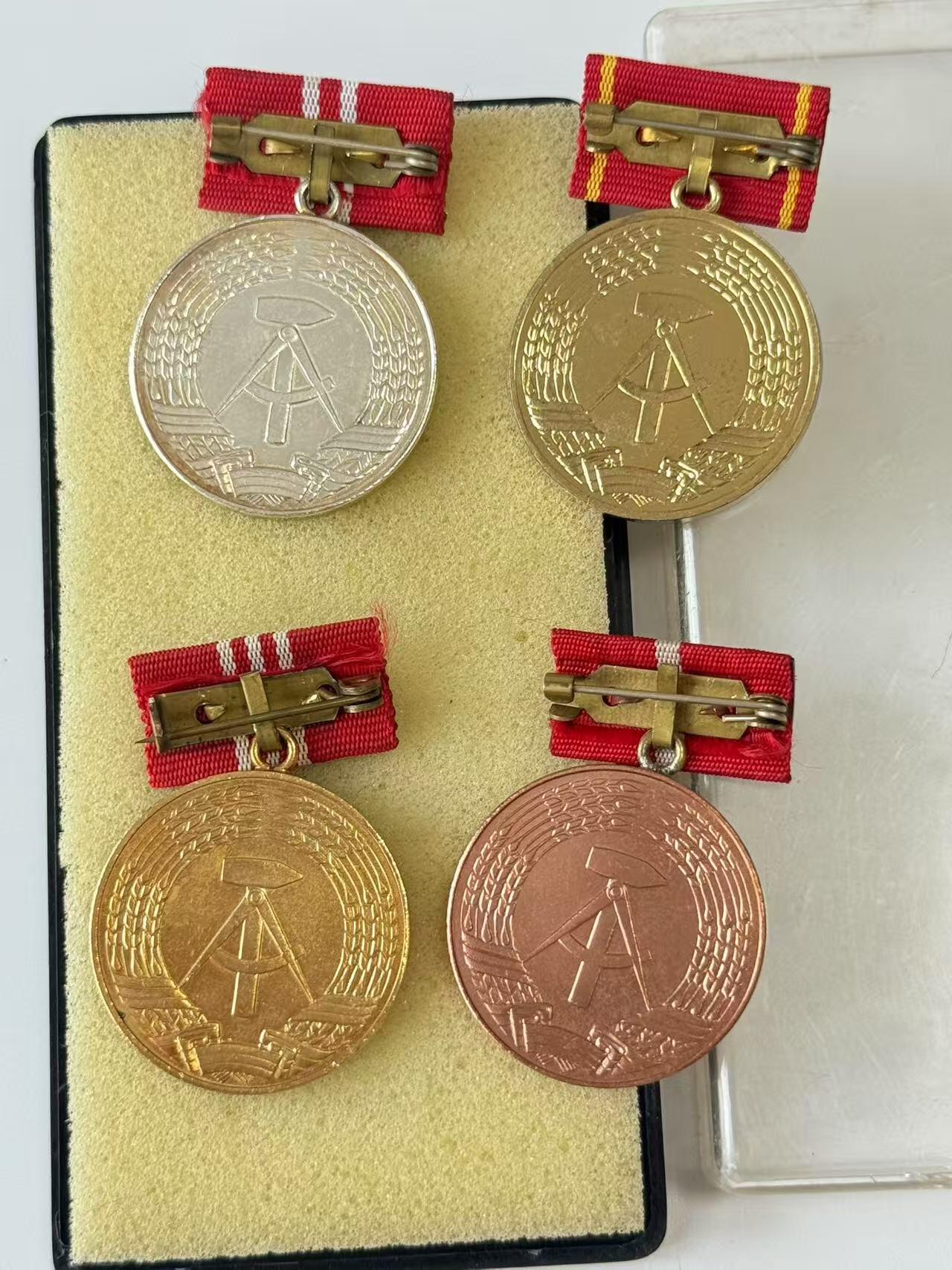 RimeNova韵星2025军品类夏季拍卖会-- RimeNova 2025 Summer Militaria Sale 民主德国工战队忠诚服务奖章一套带盒（小挂版本）