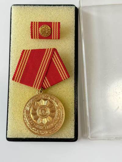 RimeNova韵星2025军品类夏季拍卖会-- RimeNova 2025 Summer Militaria Sale - 民主德国内务部武装力量特等一级忠诚服务奖章带盒略