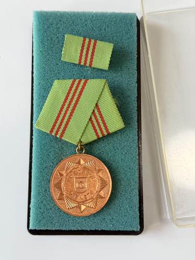 RimeNova韵星2025军品类夏季拍卖会-- RimeNova 2025 Summer Militaria Sale - 民主德国内务部武装力量铜级忠诚服务奖章带盒略