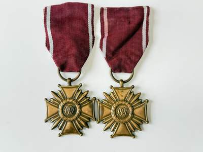 RimeNova韵星2025军品类夏季拍卖会-- RimeNova 2025 Summer Militaria Sale - 波兰人民共和国铜级功勋十字奖章一组二个