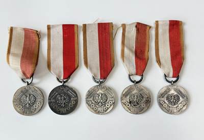 RimeNova韵星2025军品类夏季拍卖会-- RimeNova 2025 Summer Militaria Sale - 波兰人民共和国成立十五周年奖章一组