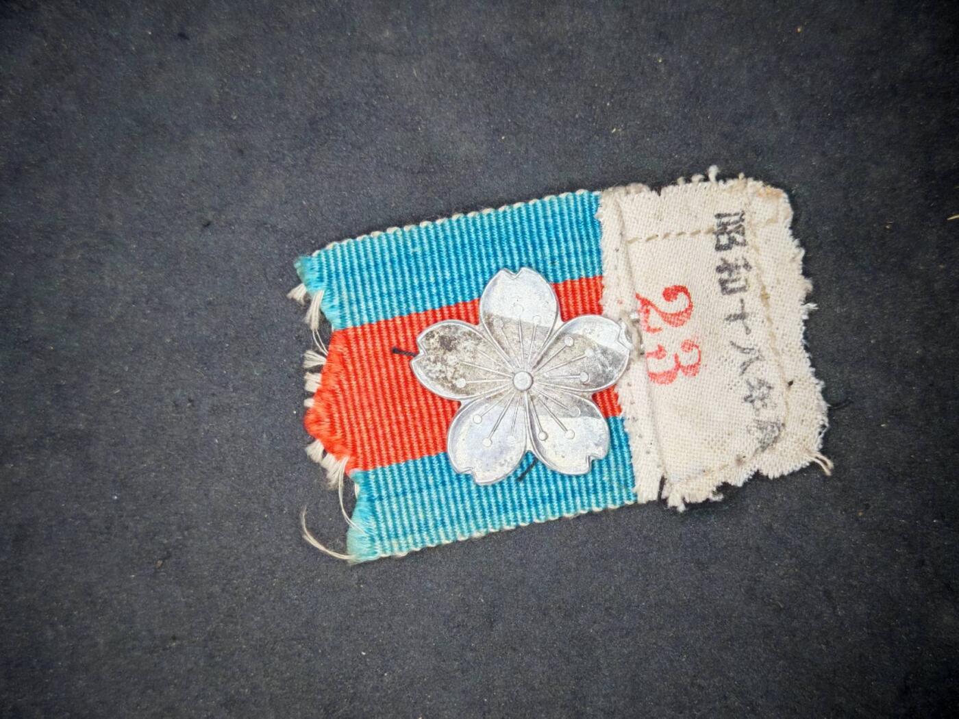 凯旋世界勋赏（第15期）（欢迎送拍）（对拍品有疑问请询问客服，不接受到手刀，出价默认拍品品相。请认真阅读拍卖规则！出价默认已认可！）（收到货请录制开箱视频，无视频概不处理问题。） 遗族参拜神社章