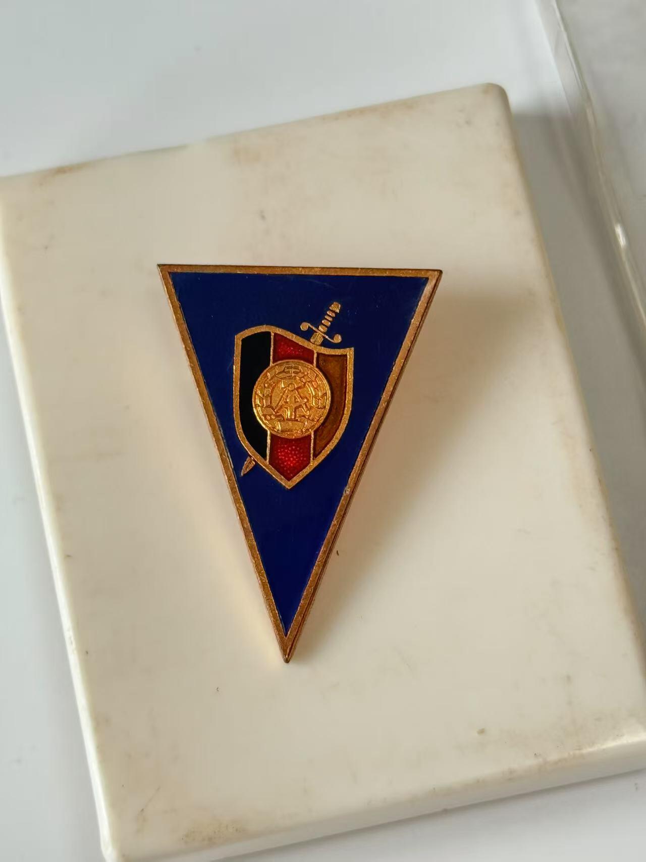 RimeNova韵星2025军品类夏季拍卖会-- RimeNova 2025 Summer Militaria Sale 民主德国波茨坦史塔西大学在职军官培训结业校徽带盒 早期珐琅版本