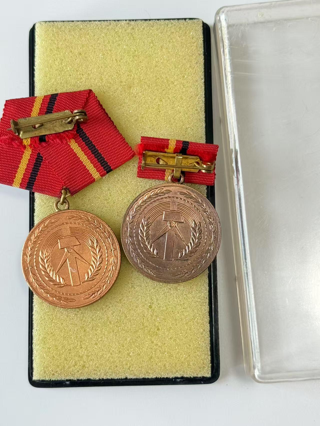 RimeNova韵星2025军品类夏季拍卖会-- RimeNova 2025 Summer Militaria Sale 民主德国工战队铜级功绩奖章一组带盒