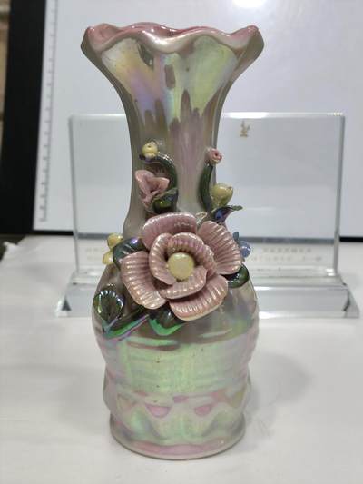 杂七杂八 - 全品八十年代粉彩堆塑花卉花口瓶，瓶身的釉色好像是磥钿釉光，瓶的背面带有五彩虹光，像是一道彩虹，绚丽多彩