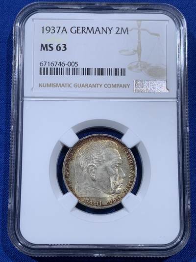 《竞宝斋》第403场 周日，周一，2场连拍 （全场包邮） - NGC MS63 德国1937A兴登堡2马克银币，金色拉丝底板，永久收藏的品相