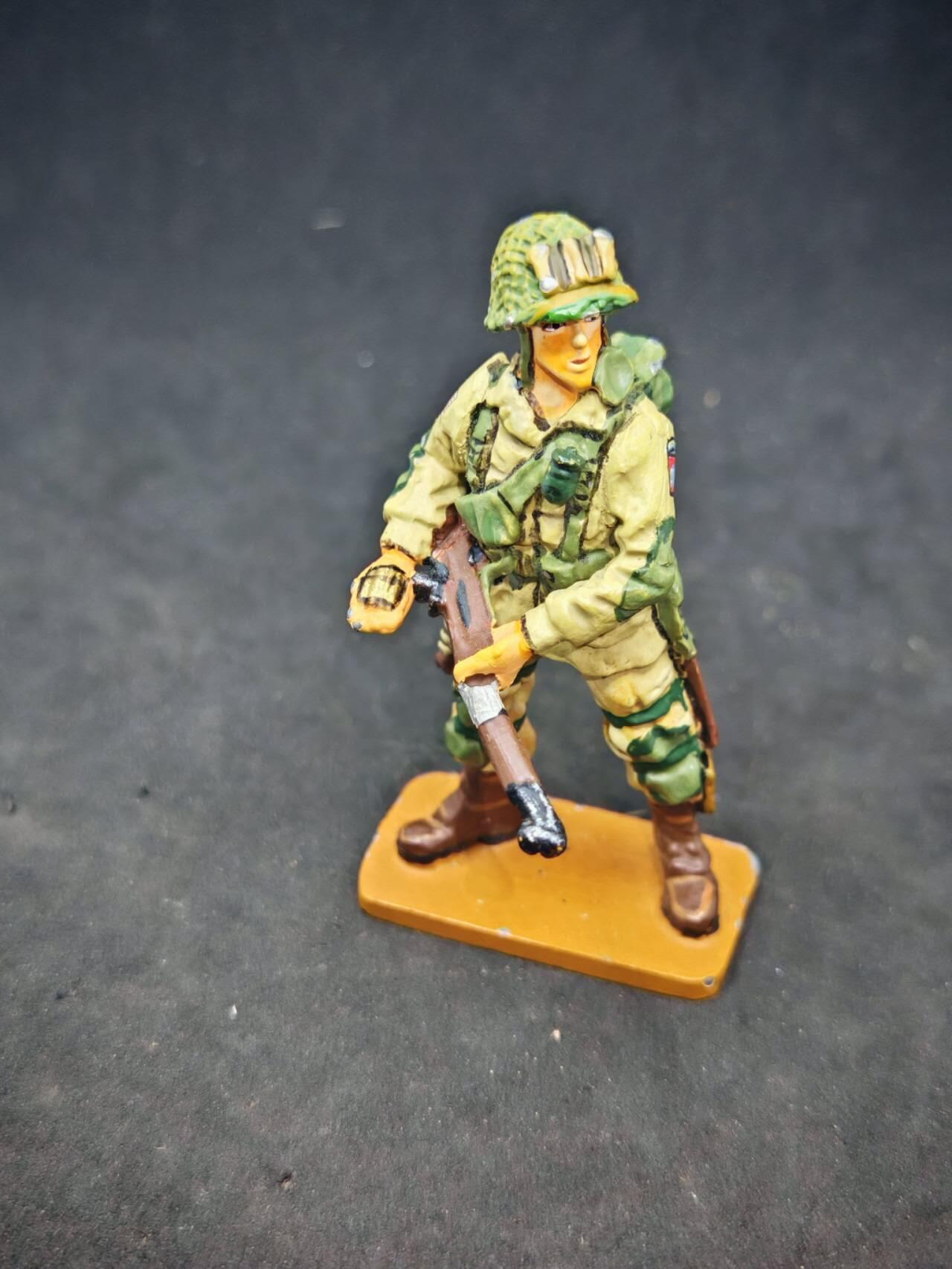 凯旋世界勋赏（第15期）（欢迎送拍）（对拍品有疑问请询问客服，不接受到手刀，出价默认拍品品相。请认真阅读拍卖规则！出价默认已认可！）（收到货请录制开箱视频，无视频概不处理问题。） 伞兵（诺曼底） 美国 - 1944年 德尔普拉多收藏系列 2000年   （说明：这是德尔普拉多收藏系列2000年推出的，表现1944年诺曼底战役中美国伞兵形象的模型相关文字 ）