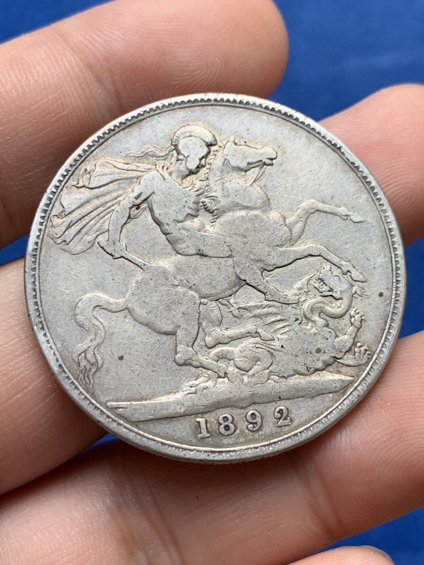 《竞宝斋》第403场 周日，周一，2场连拍 （全场包邮） 英国 1892年 维多利亚女王高冠版马剑 1克朗银币 28克 925银